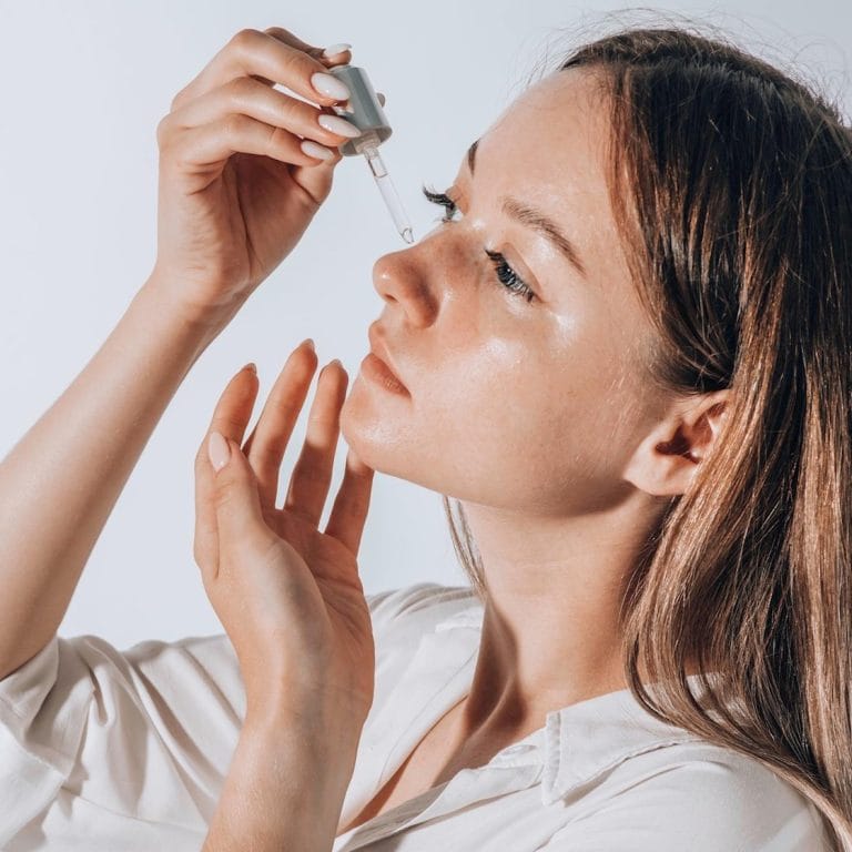 Read more about the article ไขทุกคำถามไฮยารูลอน หรือ ไฮยาลูรอนิค มีประโยชน์ต่อผิวอย่างไร?